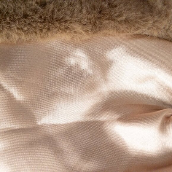 Catherine Malandrino Plush Faux Fur Vest – Buttery Soft & Glamorous in Camel - Picture 3 of 6